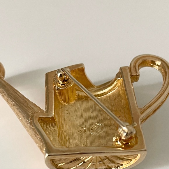 Watering Can Pin by Swarovski - Picture 2 of 3